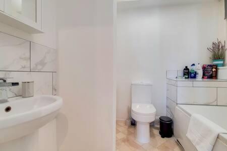 Spacious Ealing Broadway Лондон