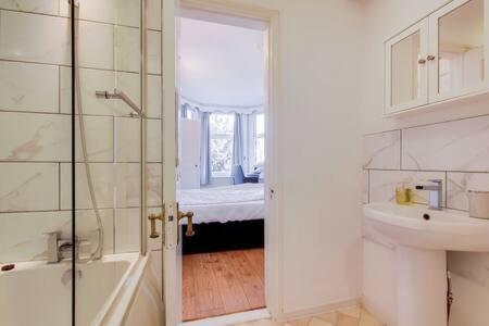 Spacious Ealing Broadway Апартаменты *