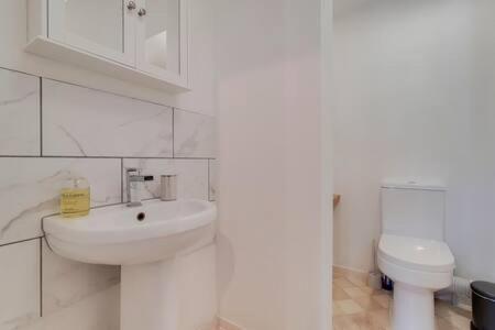 Апартаменты Spacious Ealing Broadway *