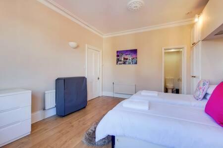 Spacious Ealing Broadway Апартаменты *