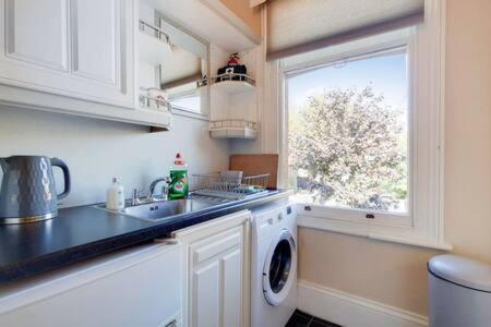 Апартаменты Spacious Ealing Broadway *