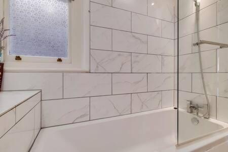 Spacious Ealing Broadway Апартаменты *