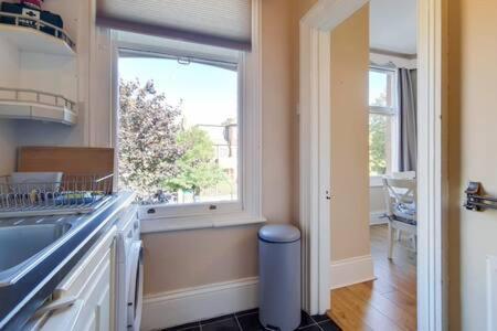Spacious Ealing Broadway Апартаменты *