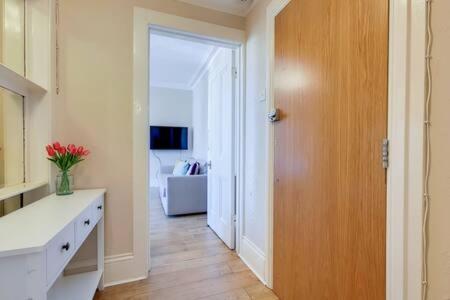 Апартаменты Spacious Ealing Broadway *