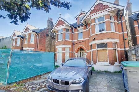 Spacious Ealing Broadway Апартаменты Лондон