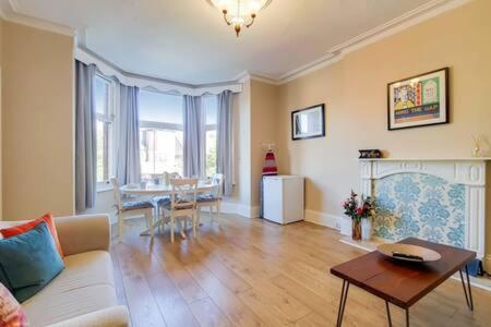 Апартаменты Spacious Ealing Broadway Лондон