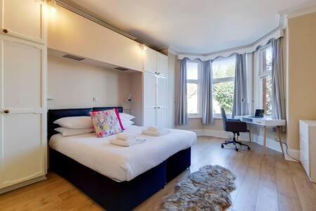 Spacious Ealing Broadway Лондон